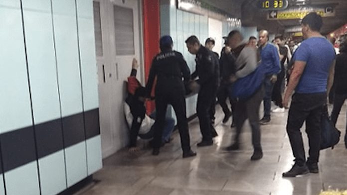 Para asaltar, ladrón rocía gas pimienta en el metro, ciudadanía lo detiene y la policía lo libera 