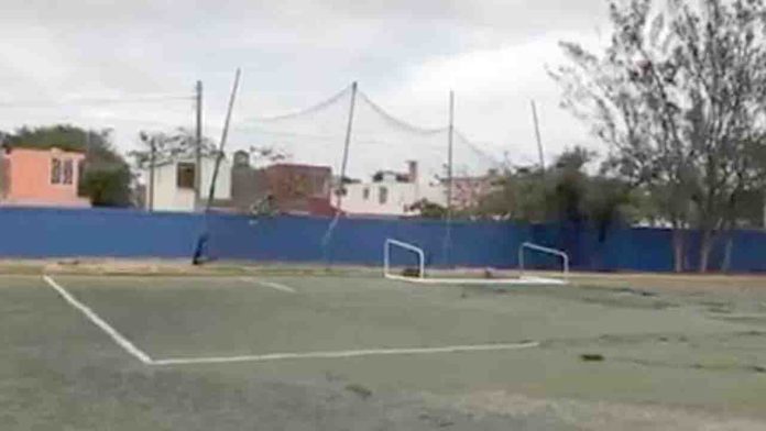 Un pequeño de ocho años perdió la vida al caerle una portería encima