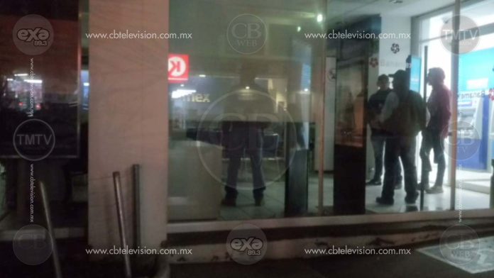 Hacen agujero en el techo de un banco para entrar a la bóveda en Morelia