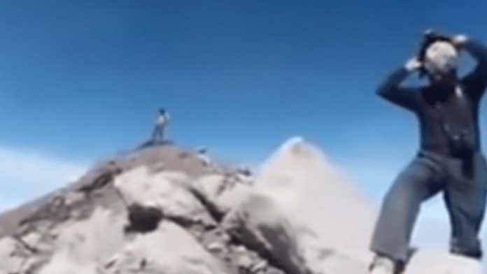 Video: Jóvenes grabaron a unos cuantos metros la actividad del Popocatépetl, las autoridades ya los identificaron