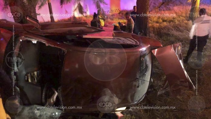 Varios heridos deja volcadura de vehículo sobre carretera de Zacapu