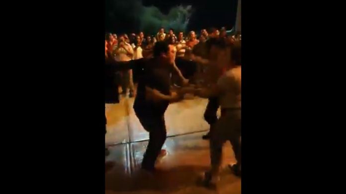 Todo un Don Juna, baila rock & roll con tres al mismo tiempo