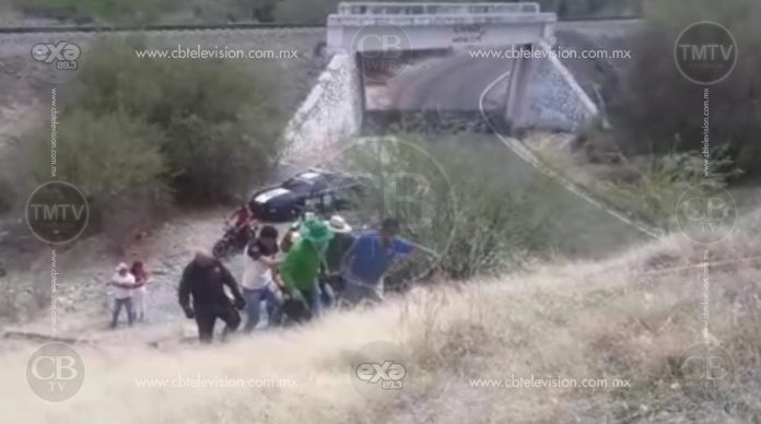 Tráiler “madrina” choca y termina fuera de la carretera