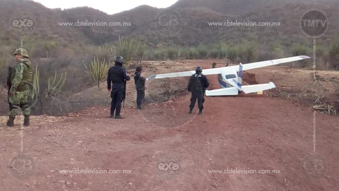 SEDENA asegura avioneta cargada con Cocaína