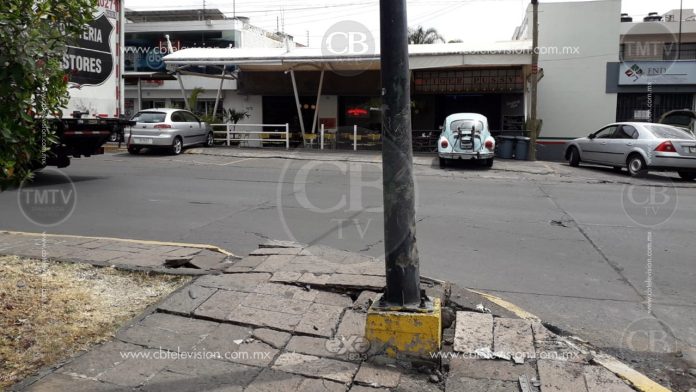 Reclaman vecinos de Av. Acueducto atención a semáforos dañados por choque