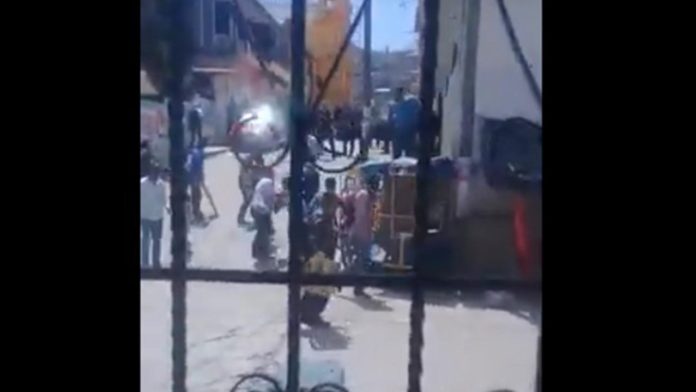 A sillazos se enfrentan pobladores y policías de Chiapas