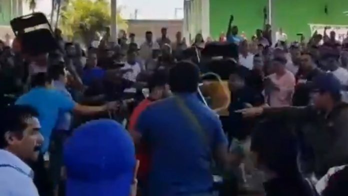 En asamblea se agarran a golpes y sillazos maestros de la CNTE