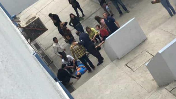 Estudiante intenta suicidarse en Nuevo León, cae encima de un compañero y sobrevive