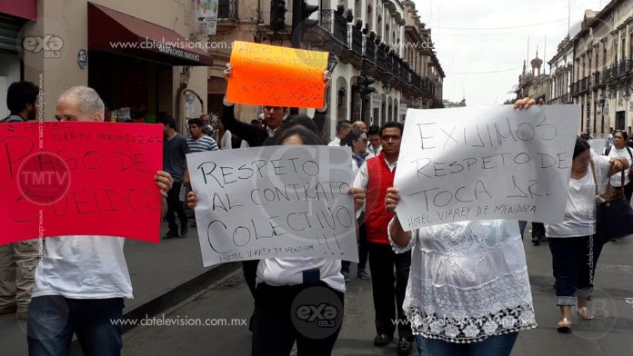 Marchan trabajadores del Hotel Virrey de Mendoza para denunciar hostigamiento laboral