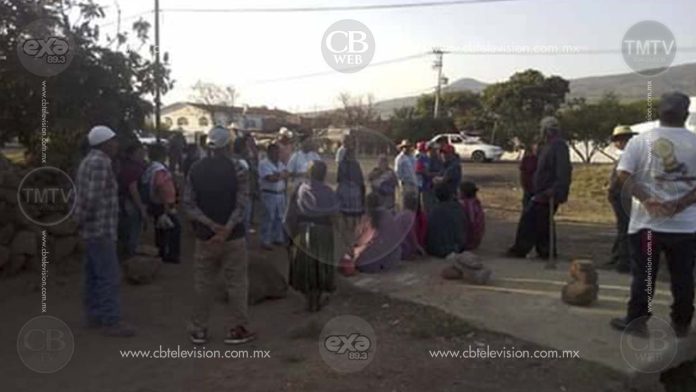 Cortadores de fresa de Chilchota denuncian a empresa por violación de derechos laborales y discriminación