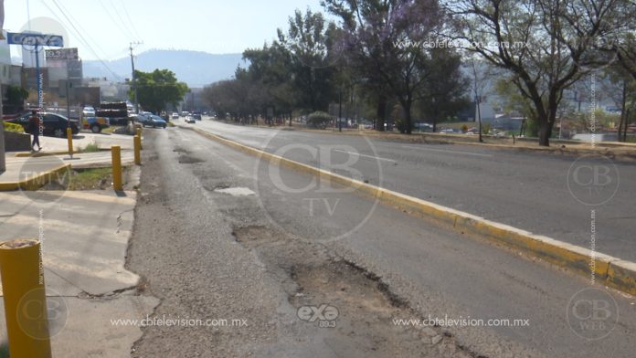 Denuncian enormes baches en libramiento oriente de Morelia