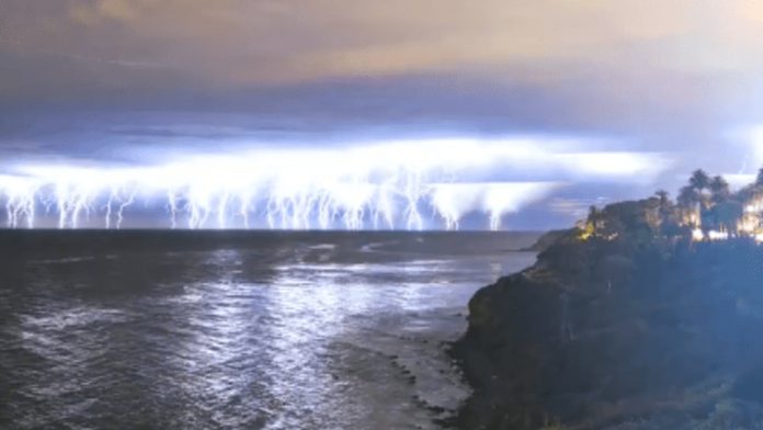 VIDEO: Captan tormenta con más de 2 mil rayos