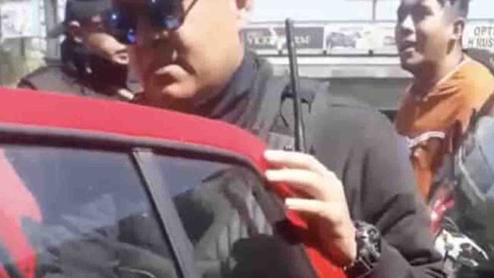 “Váyase a lavar trastes” dice policía a una mujer