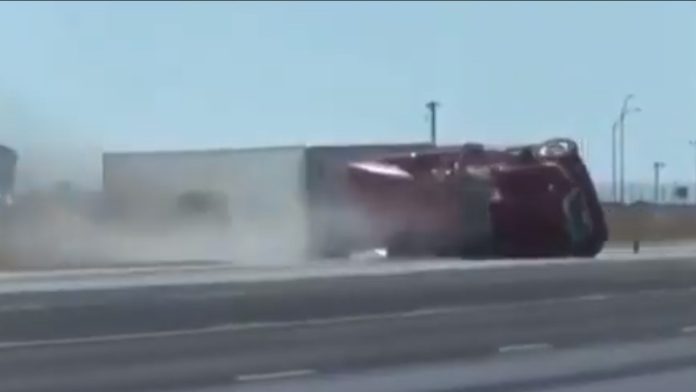 Video: Ráfagas de viento derrumban tráiler