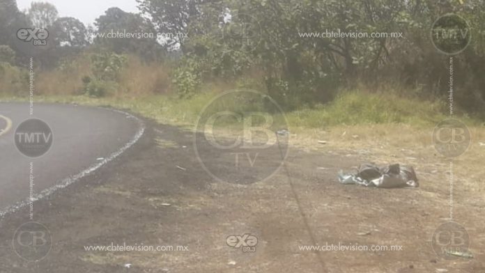 Tiran cadáver desmembrado en carretera de Uruapan