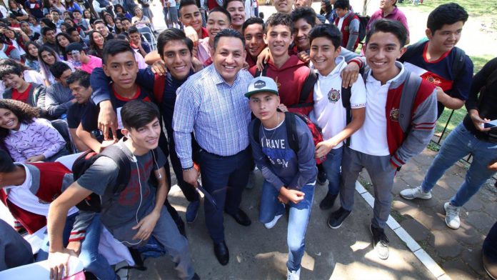 Víctor Manríquez recibió reconocimiento de la Escuela Preparatoria “Lic. Eduardo Ruíz”