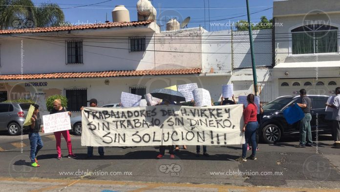 Ex trabajadores se manifiestan frente a la Secretaría de Bienestar