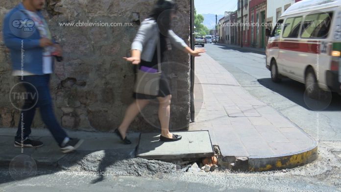 Tapa de registro de luz causa peligro para los transeúntes