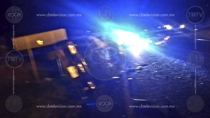Chofer vuelca sobre la carretera Morelia-Quiroga  y pierde la vida