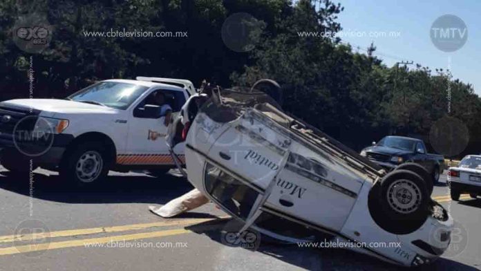 Le exige al taxista que le “pise” y dos calles adelante se accidentan