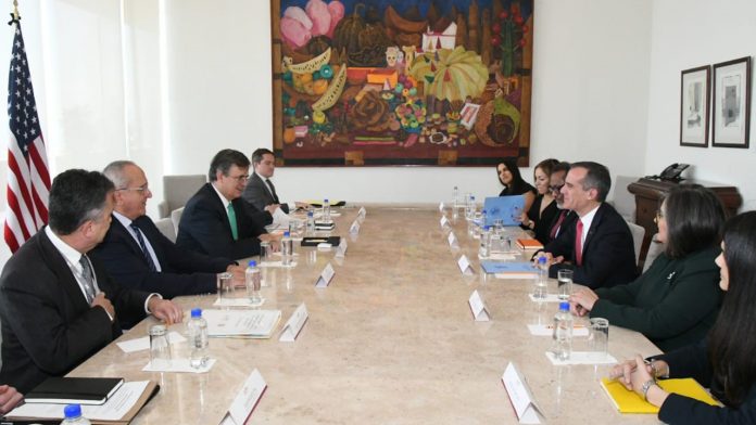 Se reúne el canciller Marcelo Ebrard con el alcalde de Los Ángeles