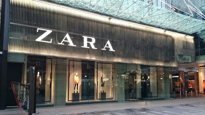 Ahora podrás comprar ropa en Zara y la firma pondrá tu nombre a las prendas