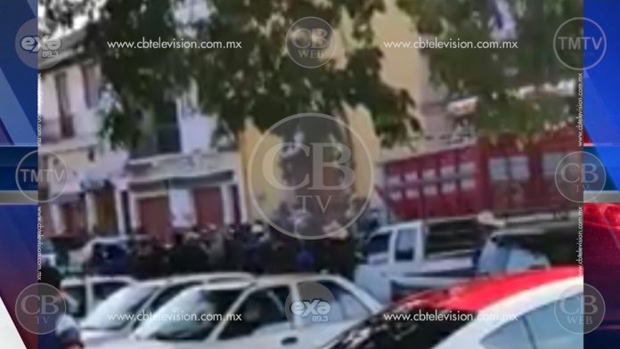 VIDEO: Comuneros privan de la libertad a tres regidores de Paracho; iban por el edil