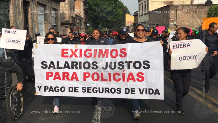 Cansados de malos tratos, marchan policías de Michoacán