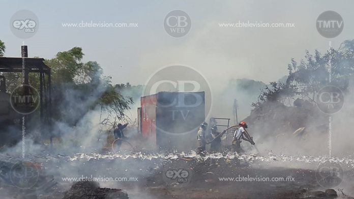 Se incendia recicladora de plásticos en Lázaro Cárdenas 