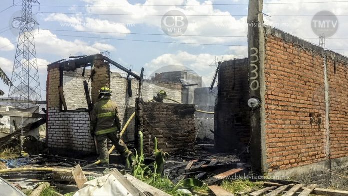 Incendio de pastizal se propaga hasta una casa en Morelia