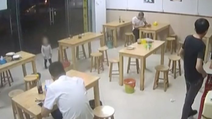 Padre empeña a su hija con el dueño de un restaurante por no tener dinero para pagar 