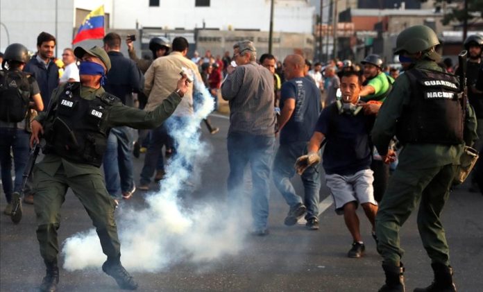 Estallan disturbios en Venezuela tras anuncio de Guaidó