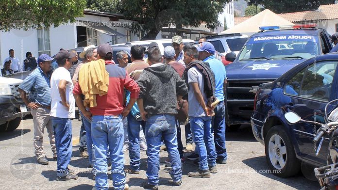 Comuneros toman alcaldía de Uruapan para exigir mayor seguridad