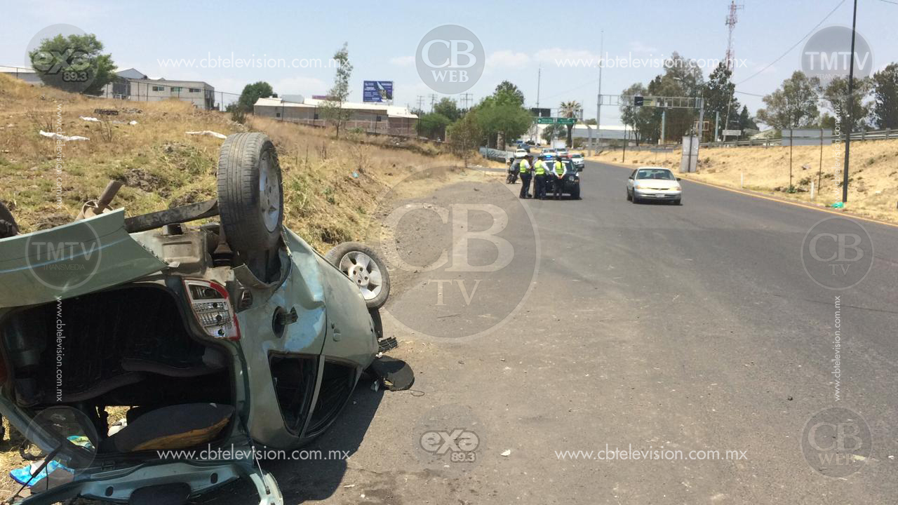 Pareja salva su vida de milagro en volcadura en Morelia Pareja salva su vida de milagro en volcadura en Morelia