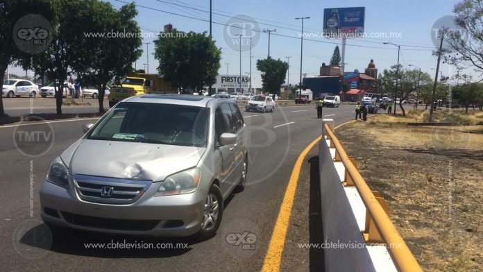Intentó cruzar el periférico y una camioneta lo embiste