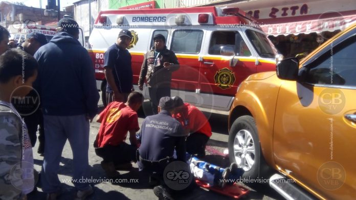 Una mujer resultó con diversas heridas tras ser atropellada en la calle Moctezuma, en el municipio de Zitácuaro