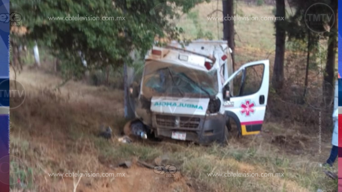 Vuelca ambulancia en la carretera Pátzcuaro-Uruapan