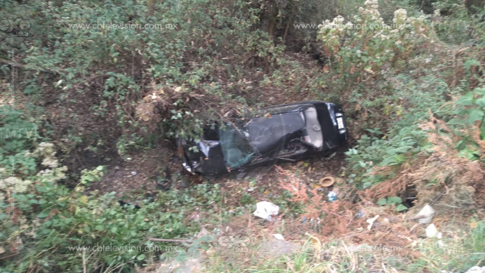 Pierde control de su camioneta y cae a un barranco de 10 metros 