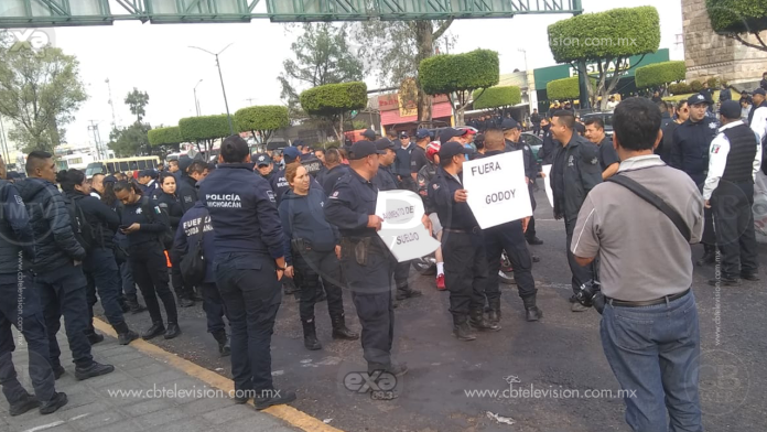Se manifiestan policías en contra de José Martín Godoy