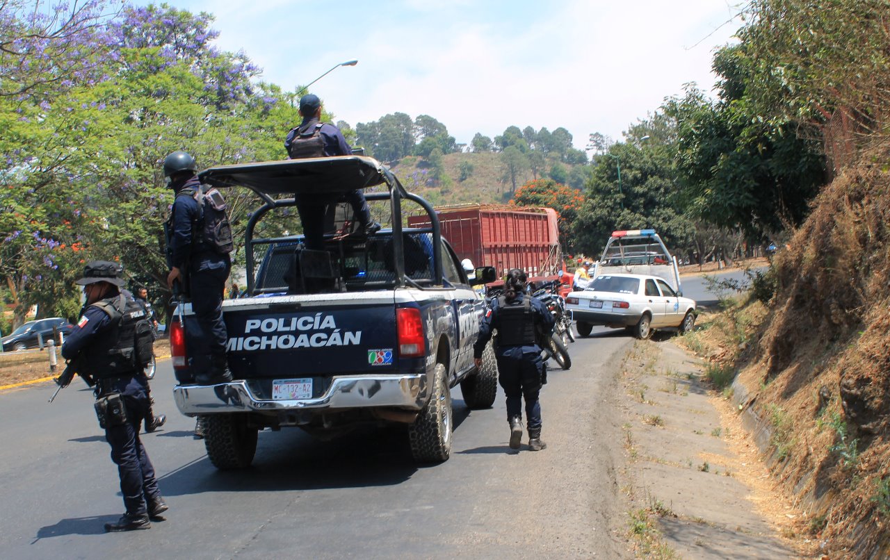 Policías aseguran taxi cerca del evento de AMLO en Uruapan