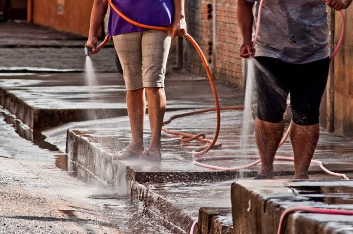 Multarán por tirar agua en sábado de Gloria