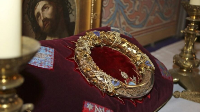 Corona de espinas de Jesús y la Túnica de San Luis quedaron intactas tras incendio de Notre Dame