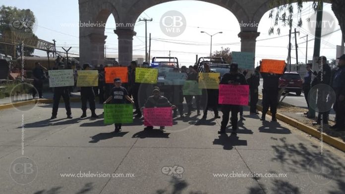 Policías de Tarímbaro se arriesgan a ser despedidos y se manifiestan para pedir el apoyo de su alcalde