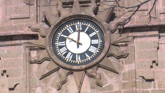 Morelianos confundidos por cambio de horario