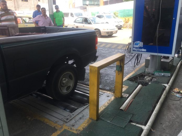 Ciudadanos molestos por falta de verificentros en Morelia