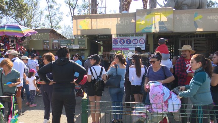 Turistas y ciudadanos disfrutan del Sábado de Gloria en Michoacán