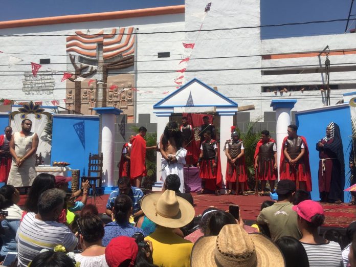 Más de 600 personas se dan cita a Viacrucis en Morelia