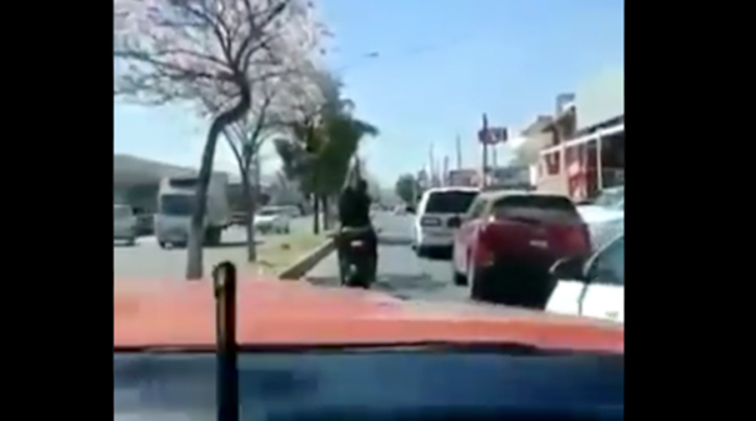 VIDEO: Graban a sujeto disparando AK-47 mientras escolta carroza fúnebre en Sinaloa