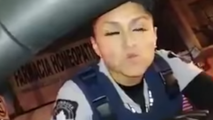 VIDEO: Hombre evita el alcoholímetro diciéndole a la oficial que está guapa