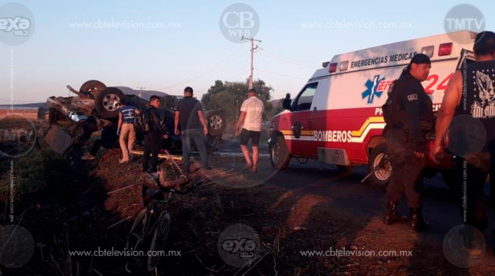 Vuelca camioneta en Tangancícuaro; hay cuatro heridos